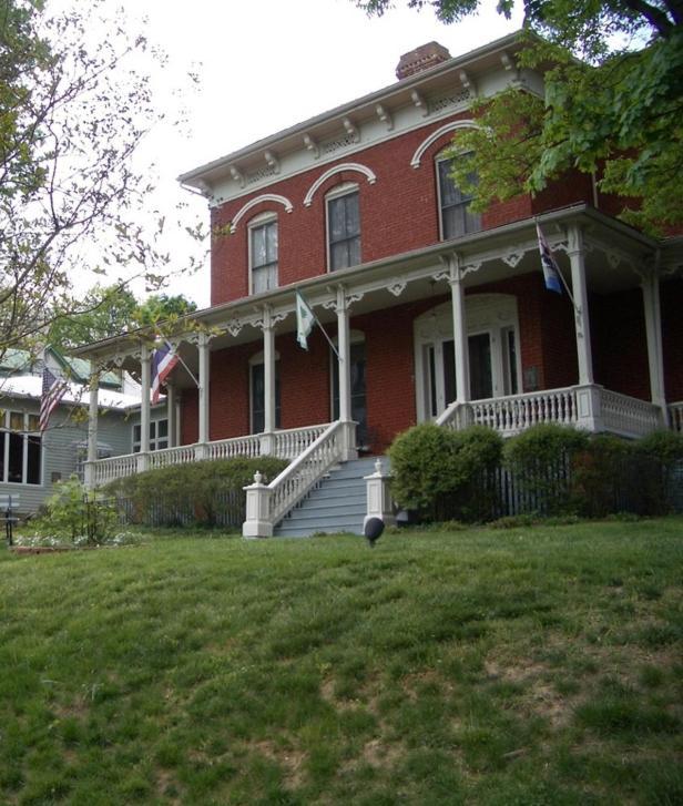 Ubon Thai Victorian Inn & Restaurant Staunton Exterior photo
